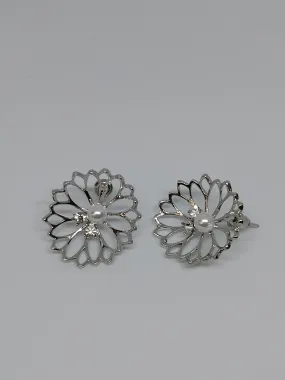 Flower petal stud earrings